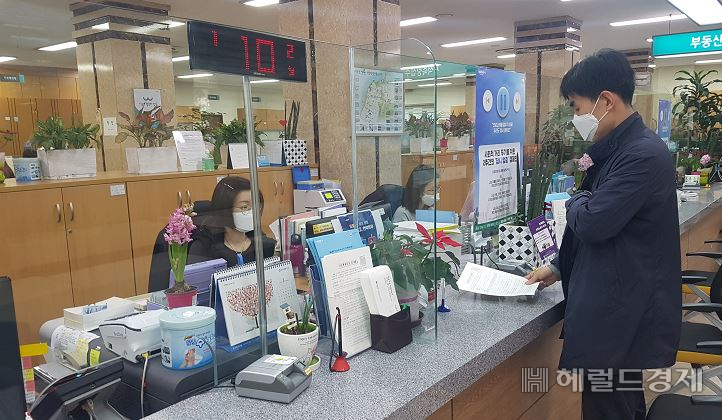 청사 내 민원 접점부서에 설치된 투명 가림막. [강동구 제공]