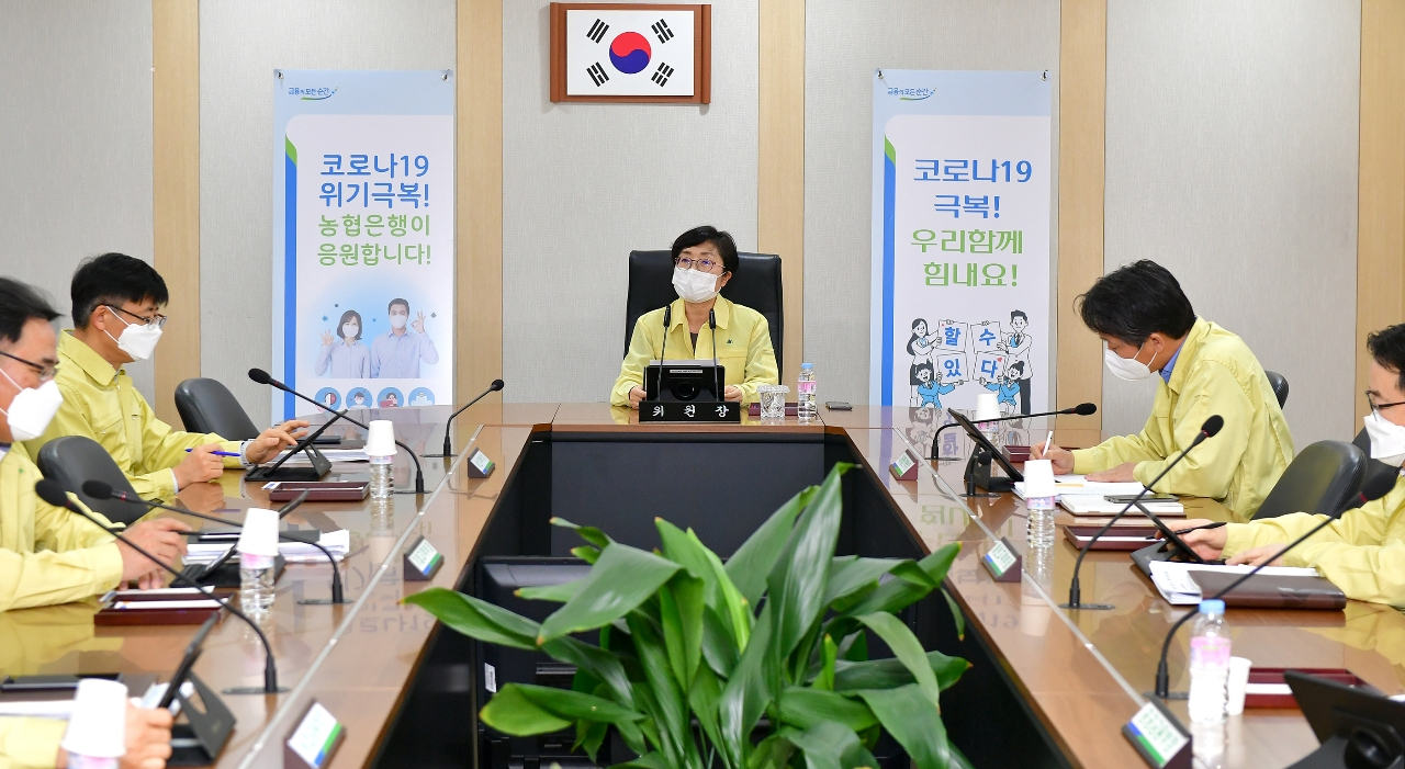 장미경 농협은행 여신심사부문 부행장(가운데)이 10일 피해기업과 소상공인에 대한 금융지원방안을 논의하고 있다. [농협은행 제공]