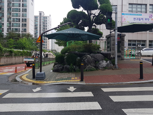 군포 금정초교 후문 앞 횡단보도에 설치된 그늘막. [군포시 제공]