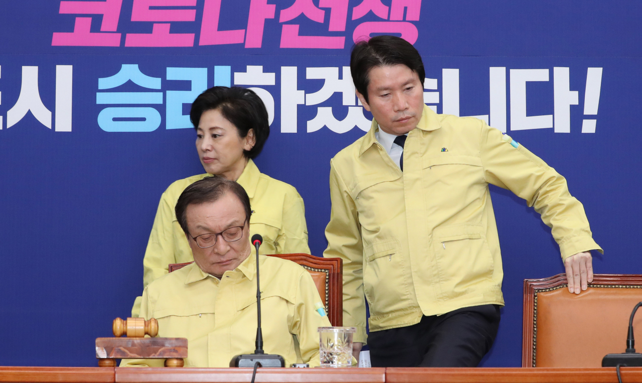 더불어민주당 이해찬 대표와 이인영 원내대표가 11일 오전 서울 여의도 국회에서 열린 최고위원회의에 참석하고 있다. 연합뉴스