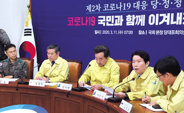 더불어민주당 이인영 원내대표가 11일 서울 여의도 국회에서 열린 제2차 코로나19 대응 당정청 회의에서 발언하고 있다. 왼쪽부터 석웅 국군의무사령관, 정경두 국방장관, 이낙연 국난극복위원장, 이인영, 김상조 청와대 정책실장. [연합]