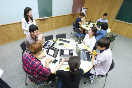 KAIST 학생들이 온라인 강의와 강의실 수업을 병행하고 있다. [KAIST 제공]