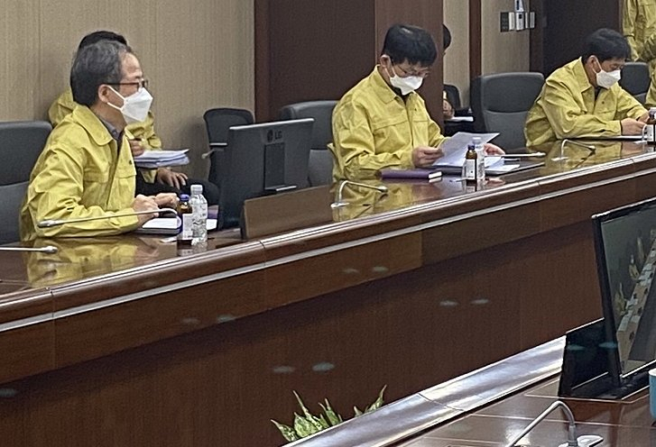 화상회의, 참석자 간격 넓힌 강원랜드 회의실 풍경.