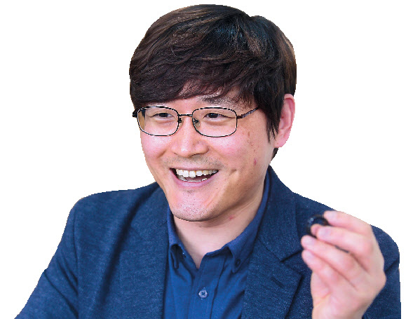 이병환 스카이랩스 대표가 반지 형태의 심방세동 측정기 개발과정을 소개하고 있다. 사진=이상섭 기자