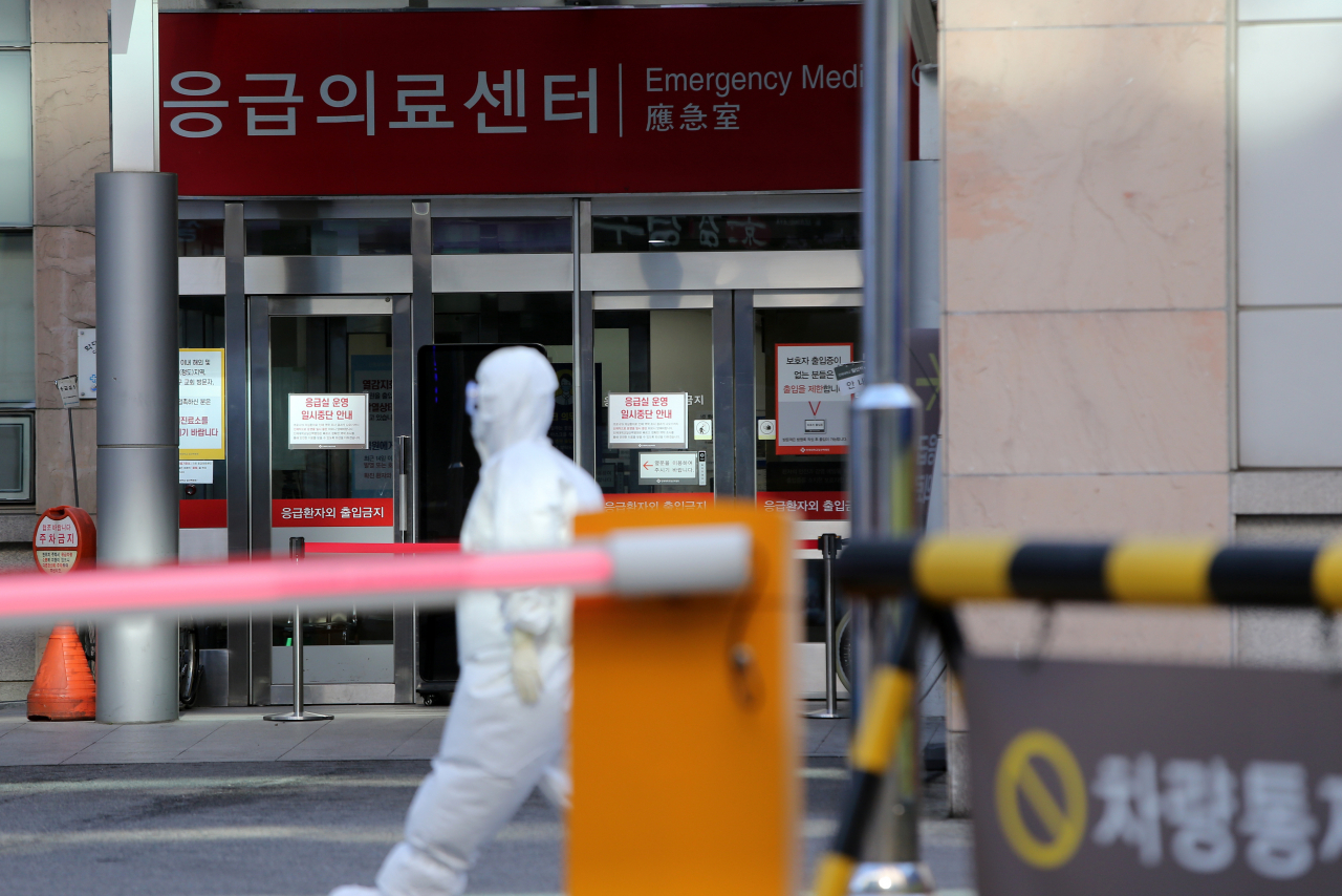 11일 오전 임시 폐쇄에 들어간 경기도 고양 일산백병원 응급의료센터. 일산백병원은 지난 9일 폐렴 등 증세로 응급실을 찾은 50대 여성이 신종코로나19 확진 판정을 받자 임시 폐쇄됐다. 연합뉴스