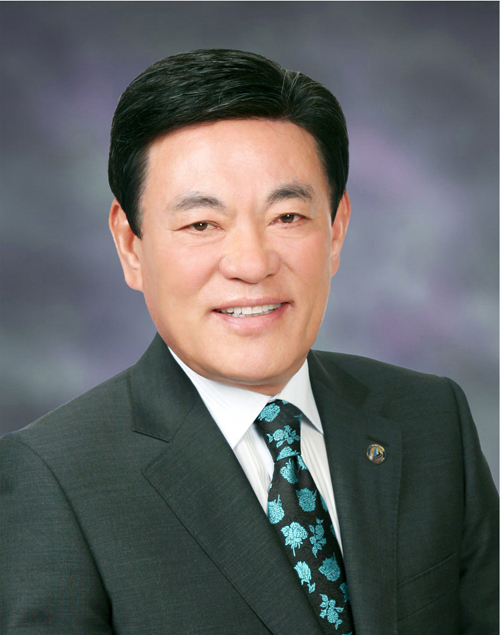 평소 이웃사랑과 나눔확산에 앞장서온 세정그룹 박순호 회장이 코로나19 극복을 위해 의료진 지원에 서달라며 성금 1억원을 사회복지공동모금회에 기탁했다.