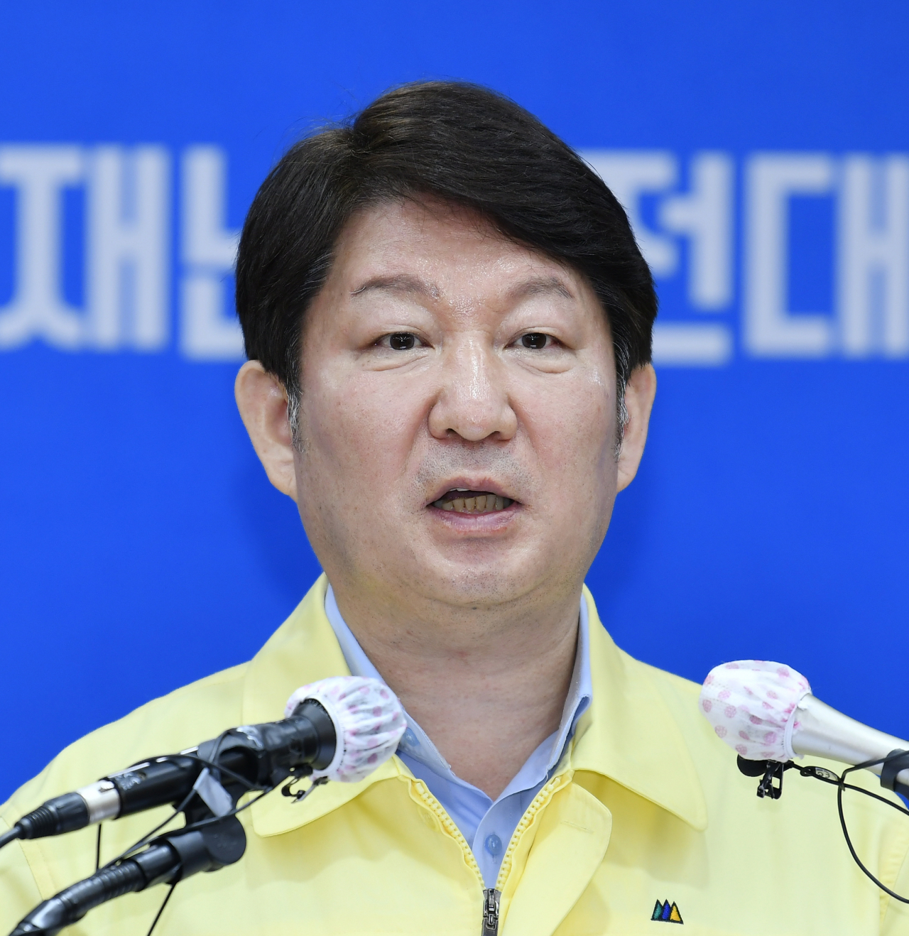 권영진 대구시장이 11일 오전 대구시청에서 코로나19 관련 브리핑하고 있다.[대구시 제공]