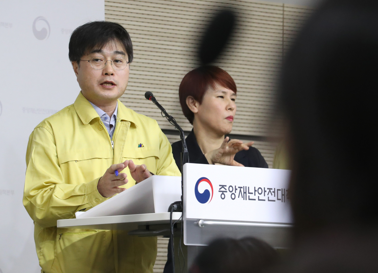 윤태호 중앙사고수습본부 방역총괄반장(보건복지부 공공보건정책관, 왼쪽)이 11일 오전 세종시 정부세종청사에서 코로나19 대응 중앙재난안전대책본부 회의 결과 등 정례브리핑을 마친 뒤 취재진의 질문에 답변하고 있다. [연합]