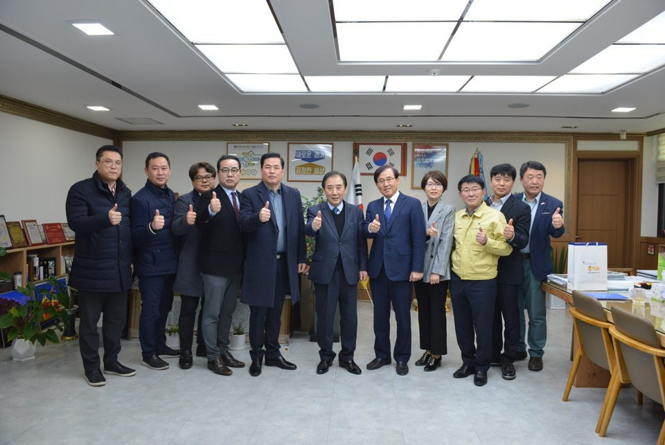 유동규 경기관광공사 사장(왼쪽에서 5번째)가 포천시에서 업무연찬를 가졌다.[경기관광공사 제공]