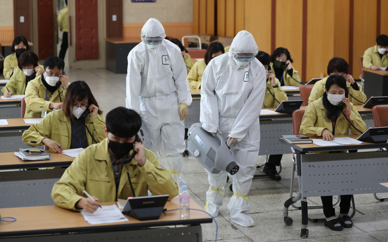 11일 오전 광주 북구청 대강당에 임시로 마련된 코로나19 능동감시자 모니터링실(콜센터)에서 구로 콜센터 집단감염을 계기로 긴급 방역이 진행되고 있다. [연합]