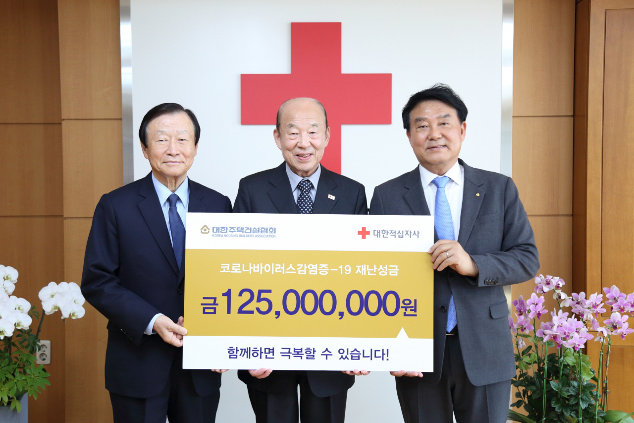 대한주택건설협회는 국민들에게 큰 피해를 주고 있는 신종 코로나바이러스 감염증(코로나19) 위기 극복과 지원을 위해 대한적십자사를 찾아 성금 1억2500만원을 전달했다고 11일 밝혔다. 사진 왼쪽부터 박영호 대한주택건설협회 서울시회장, 박경서 대한적십자사 회장, 박재홍 대한주택건설협회 회장. [대한주택건설협회 제공]