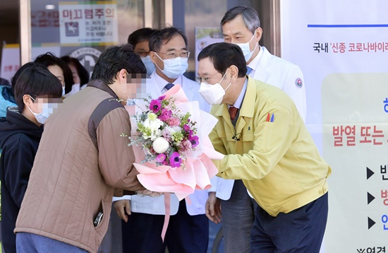 이용섭 광주광역시장이 11일 대구에서 이송돼 치료를 받고 퇴원하는 코로나 환자가족들을 환송하고 있다. [사진=광주시]