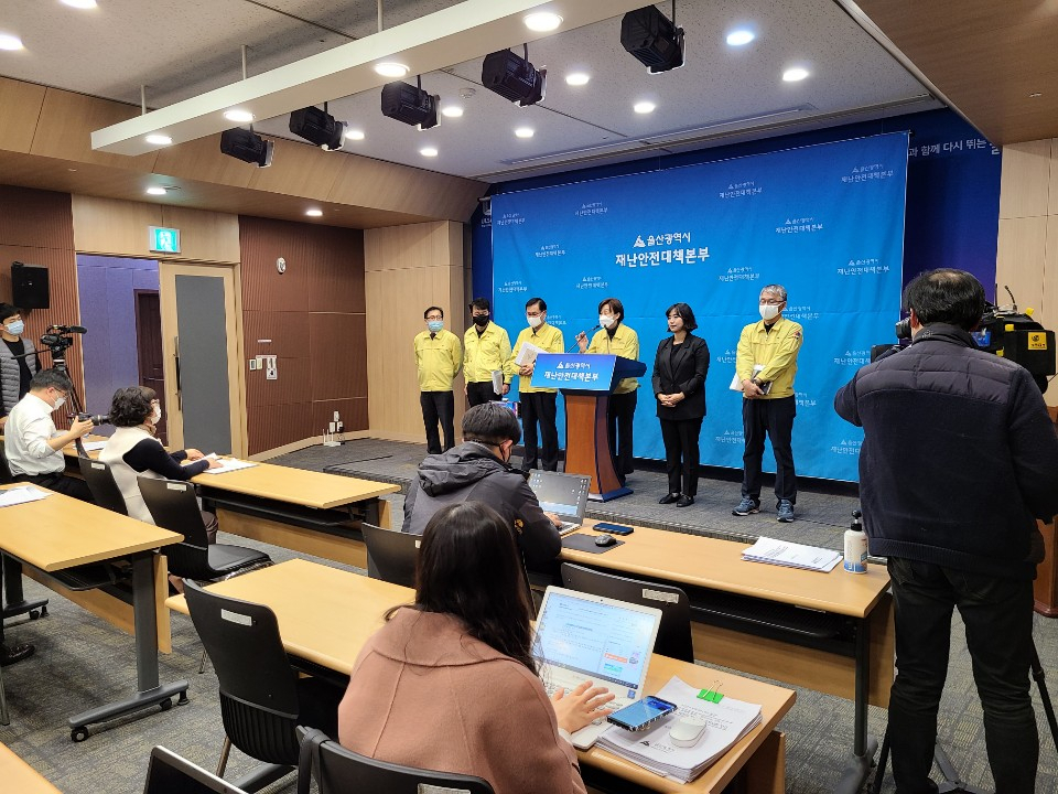 시는 고위험군 중 요양병원 및 노인요양시설(17명)과 간병인(5명)으로 종사중인 교인을 우선 대상으로 지난 10일 보건소에 명단을 이송하고 검체 검사를 실시했다.