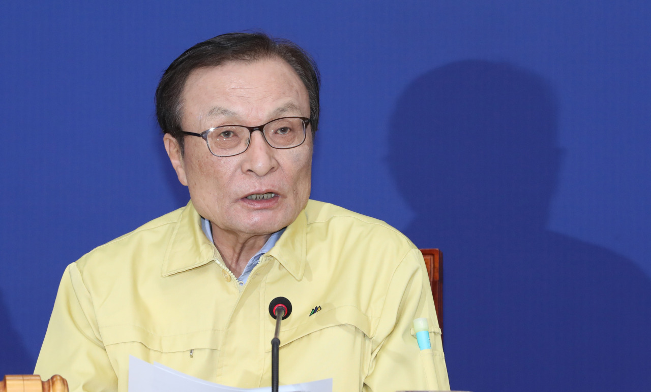 Democratic Party Chairman Rep. Lee Hae-chan speaks at a party meeting on Wednesday. Yonhap