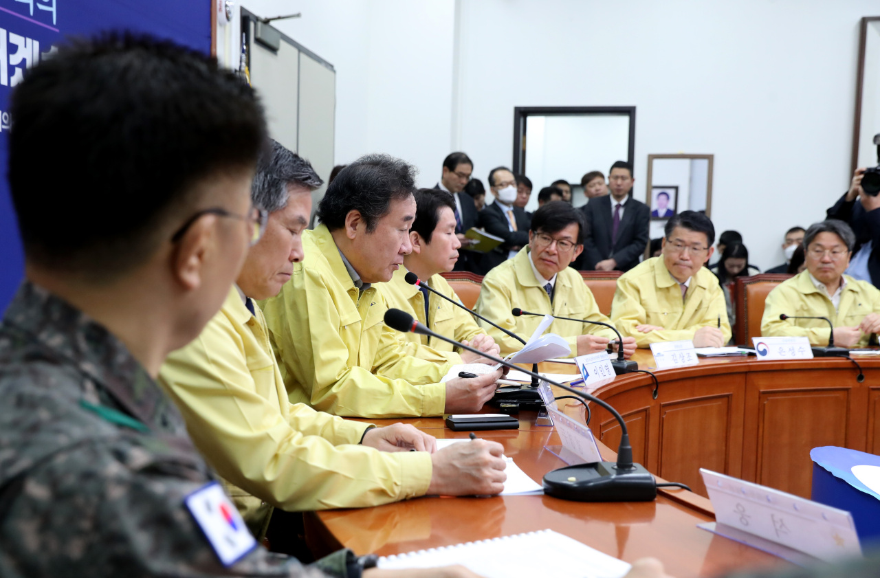 Cheong Wa Dae, government and ruling Democratic Party officials hold a meeting on COVID-19 response on Wednesday. Yonhap