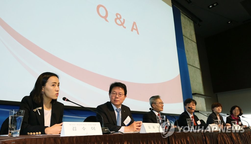 Kim Suyi, head of Canada Pension Plan’s Asia-Pacific operations (left) speaks at a forum hosted by Women Corporate Directors Korea to urge financial groups to adopt quotas for female board representation in Seoul in 2018. NH Financial Group Chairman Kim Gwang-soo (second from left), former Korea Federation of Banks President Ha Young-koo (third from left), Korea Corporate Governance Service President Cho Myeong-hyeon (third from right), Yellowdog Managing Partner Je Hyun-joo (second from right) Yellowdog Managing Partner and Korean Women Economists Association Chairperson Lee Eun-hyung (right) also joined the forum as panelists. (Yonhap)