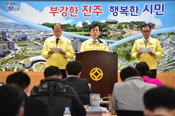 조규일 진주시장이 11일 오후 코로나19 대응 브리핑을 하고 있다. [진주시청]