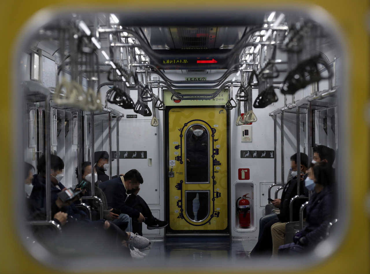 Commuters on a Seoul subway on Wednesday (Yonhap)