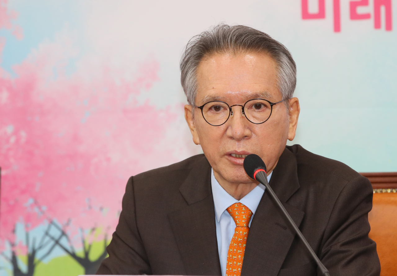 미래통합당 김형오 공천관리위원장이 11일 국회에서 공천관리위원회를 마친 뒤 4·15 총선 공천 심사에 대한 생각을 밝히고 있다. [연합]