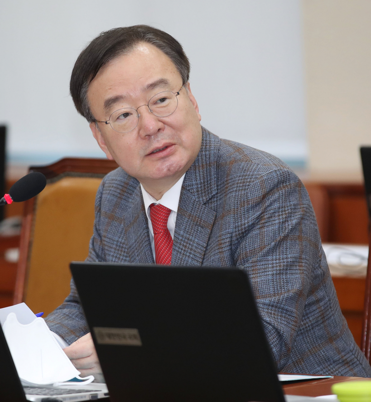 미래통합당 강효상 의원이 11일 오후 국회에서 열린 환경노동위원회 전체회의에서 이재갑 고용노동부 장관에게 질의하고 있다. [연합]