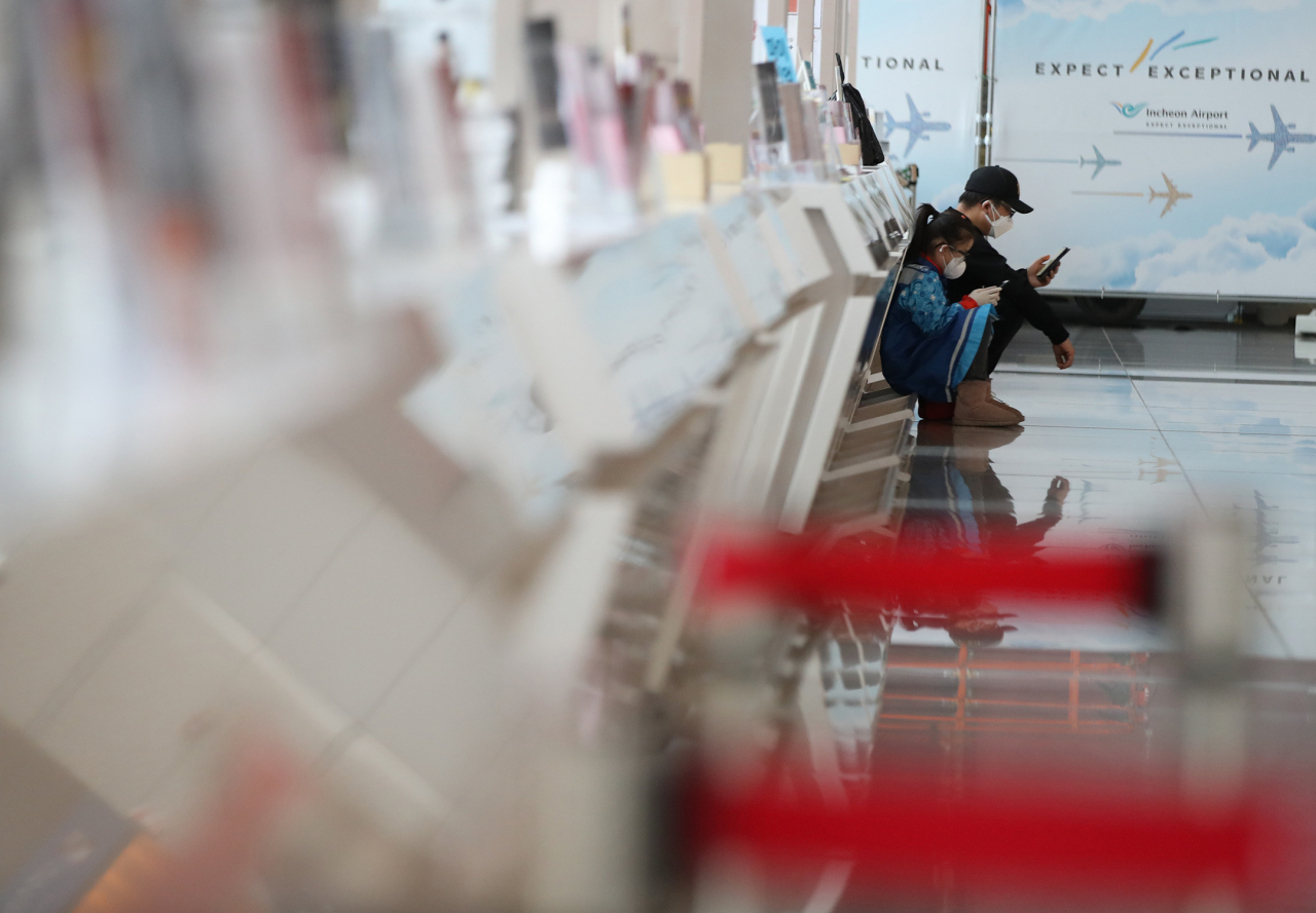 한산한 인천공항 여행사 창구 [연합]