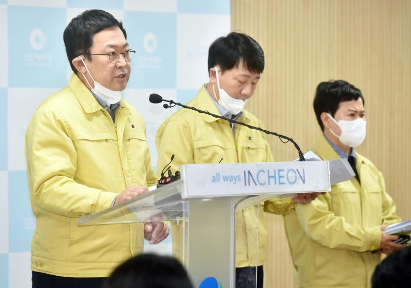 박남춘 인천광역시장이 코로나19 확진자 발생과 관련해 브리핑을 하고 있는 장면.