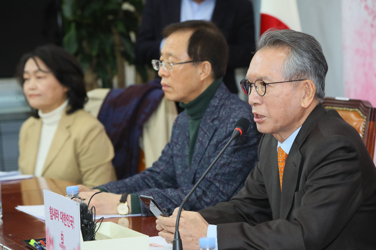 김형오 미래통합당 공천관리위원장이 11일 국회에서 공천관리위원회를 마친 뒤 4·15 총선 공천 심사에 대한 생각을 밝히고 있다. [연합]