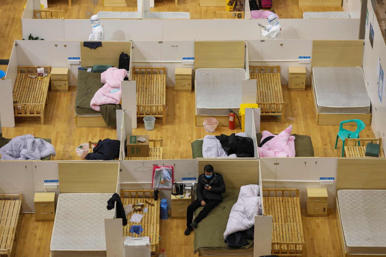 스포츠 센터를 개조한 중국 우한의 임시병원에서 신종 코로나바이러스 감염증(코로나19) 경증 환자들이 지난 5일 휴식을 취하고 있다. 이곳에 수용됐던 환자이 대거 퇴원하면서 비어 있는 병상들이 적지 않다. [연합]