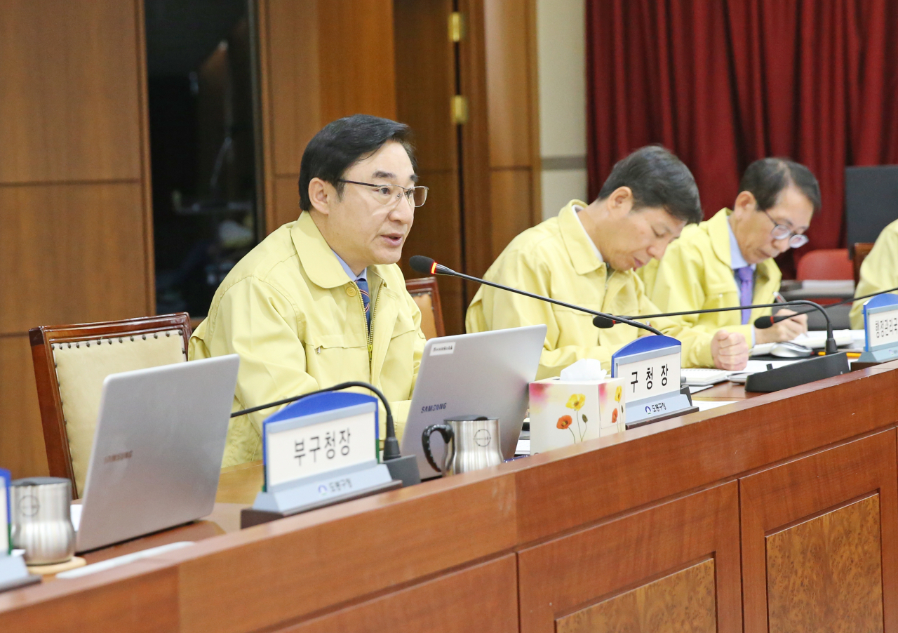이동진 도봉구청장이 회의 중 코로나19 대응과 관련해 의견을 말하고 있다. [도봉구 제공]