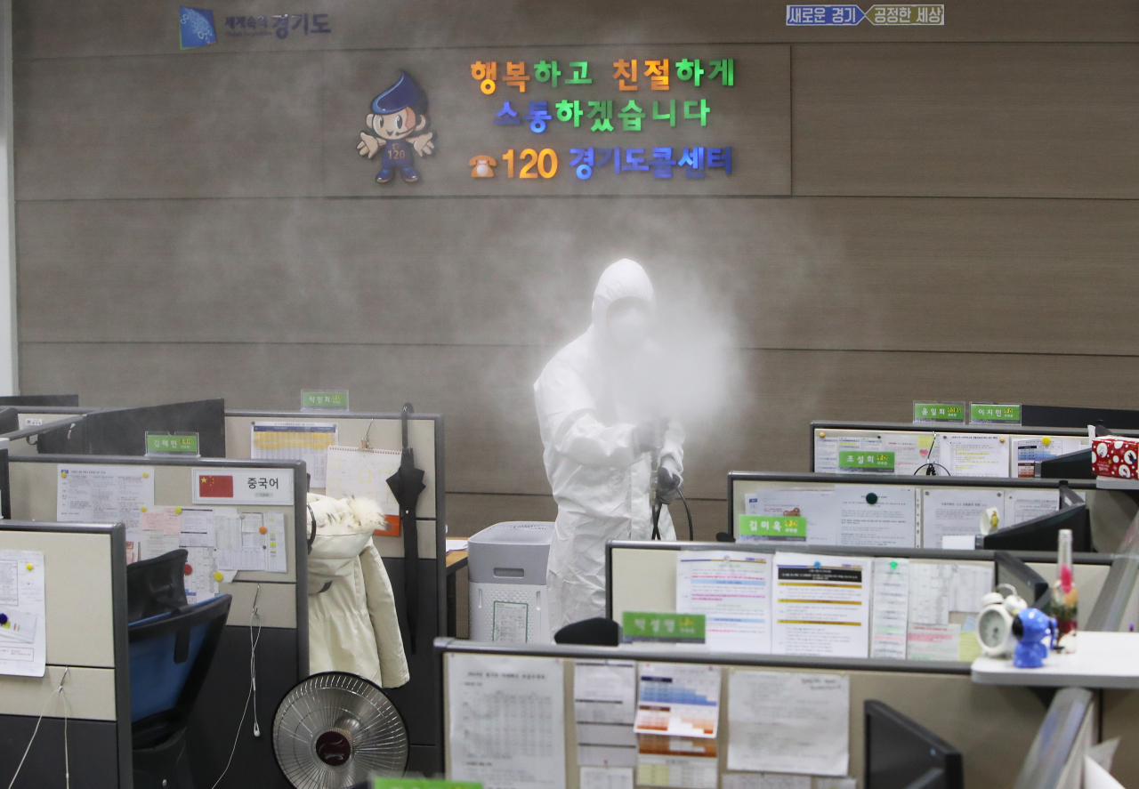 11일 오후 경기도 수원시 경기도청 120 경기도 콜센터에서 관계자가 신종 코로나바이러스 감염증(코로나19) 예방을 위해 소독을 하고 있다. [연합]
