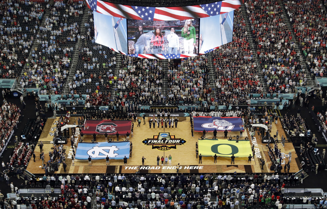 전미대학체육협회(NCAA)의 마크 에머트 회장은 11일(현지시간) 대학 농구 남녀 토너먼트를 관중 없이 진행한다고 발표했다. 코로너19 확산 억제를 위한 조치다. 2017년 애리조나 글렌데일에서 남자 농구 4강전이 펼쳐지기에 앞서 국가가 연주돼 관중들이 기립해 있다. [AP]