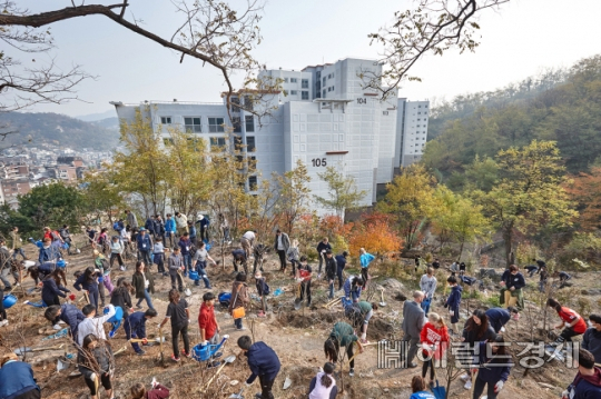 지난해 식목월 행사에서 시민들이 나무 심기에 동참하고 있는 모습. [서울시 제공]