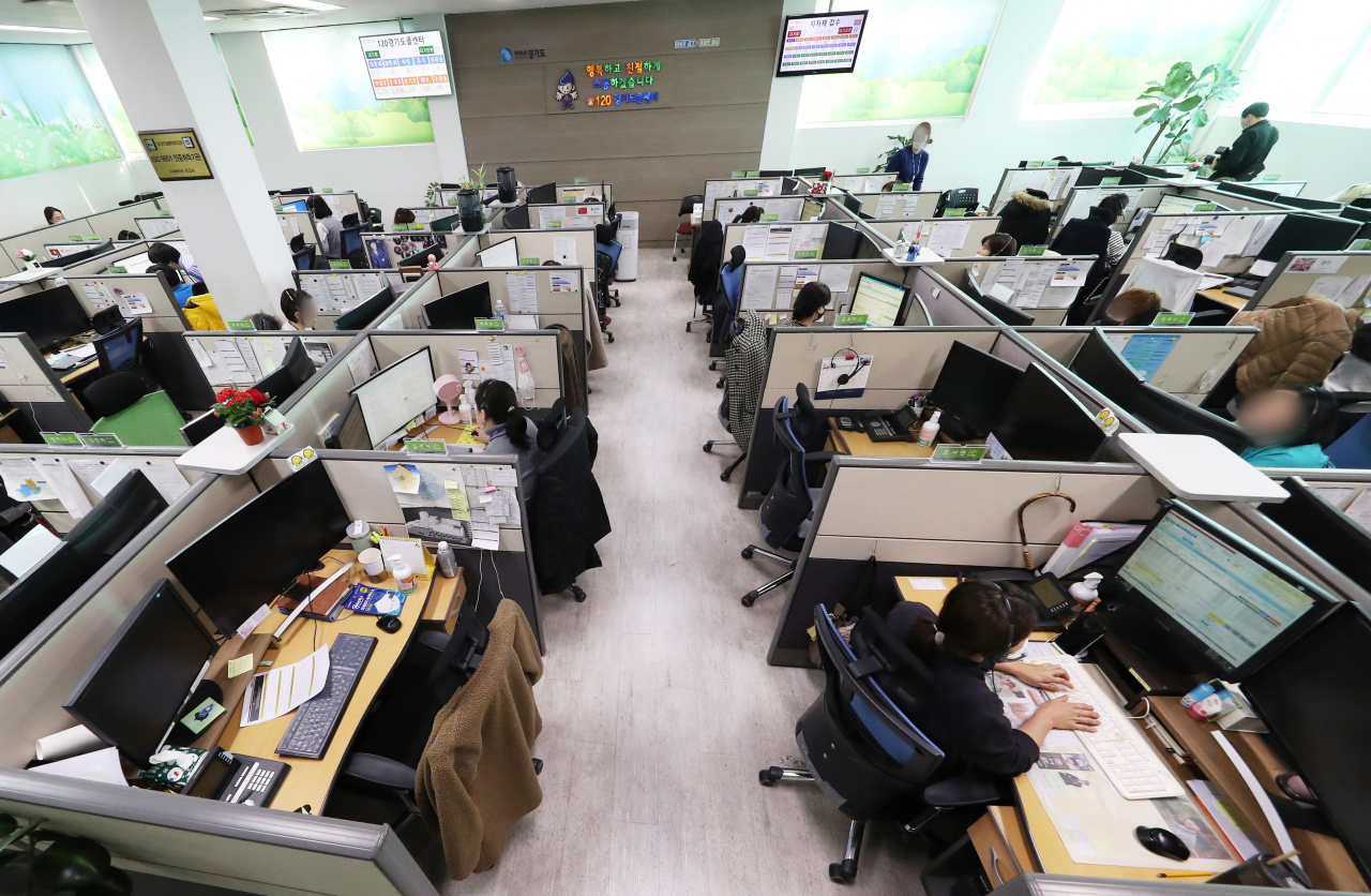 경기도청 120 경기도 콜센터 직원들이 근무하는 모습 [연합]
