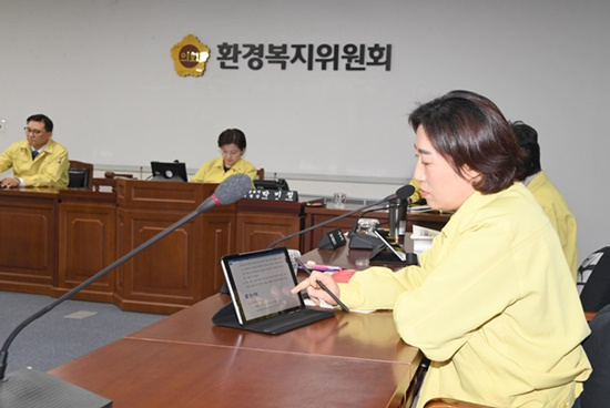 광주시의회 환경복지위원들이 서류 대신 태블릿pc를 사용하고 있다. [시의회 제공]