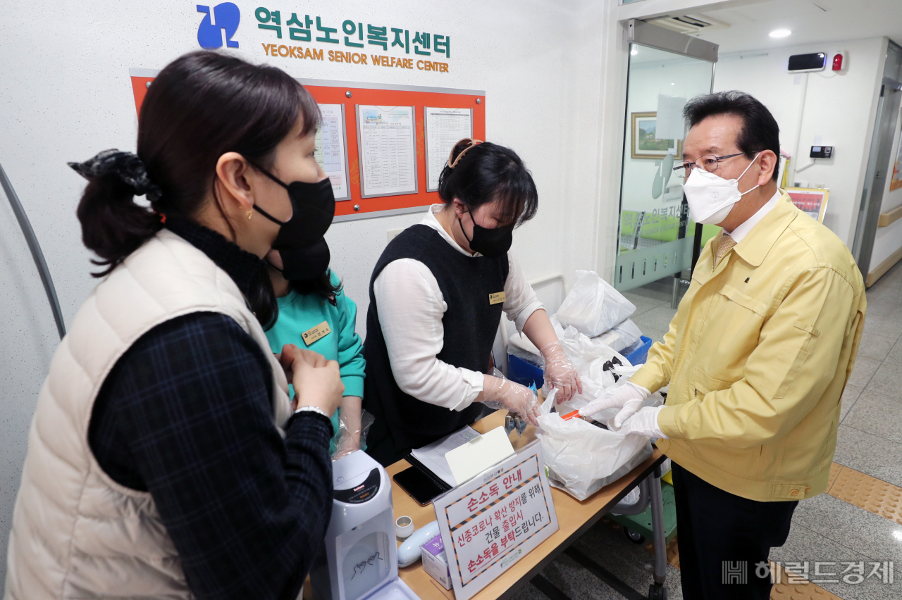 정순균 구청장이 사회복지시설을 방문해 코로나19 대응 상황을 살피고 있다. [강남구 제공]