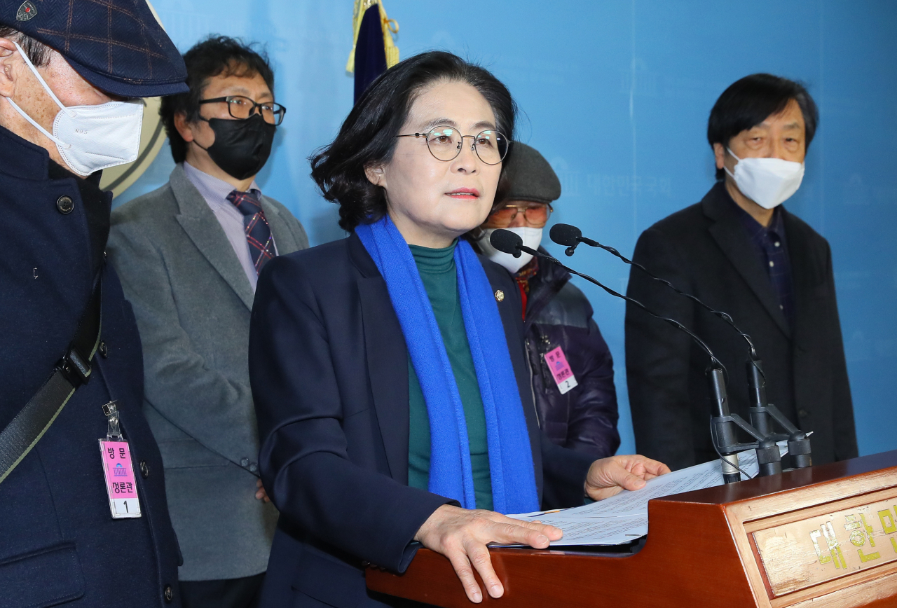 더불어민주당 소속 서울 성북갑의 유승희 의원이 12일 국회 정론관에서 경선 부정 의혹을 제기하며 재검표 및 재경선을 요구하고 있다. 연합뉴스
