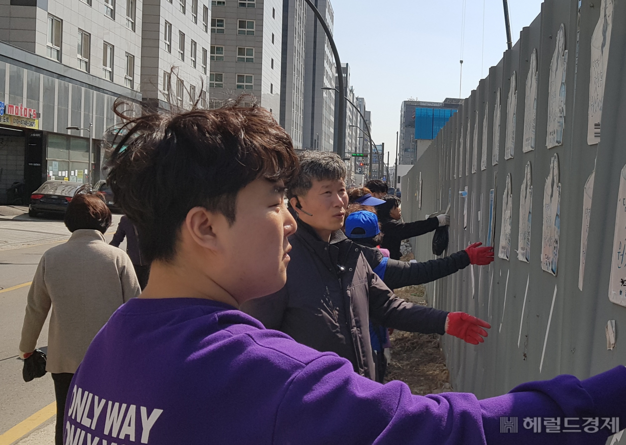 합동점검반이 통학로 주변 유해광고물을 떼고 있다. [강서구 제공]
