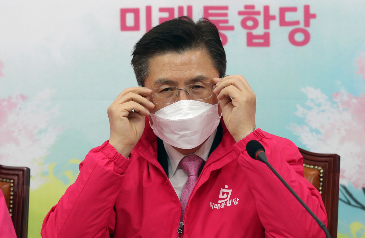 황교안 미래통합당 대표가 12일 오전 국회에서 열린 최고위원회의에서 안경을 고쳐 쓰고 있다. [연합]