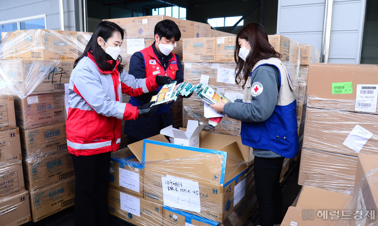 헤럴드pic] 검수하는 대한적십자사 직원들… - 헤럴드경제