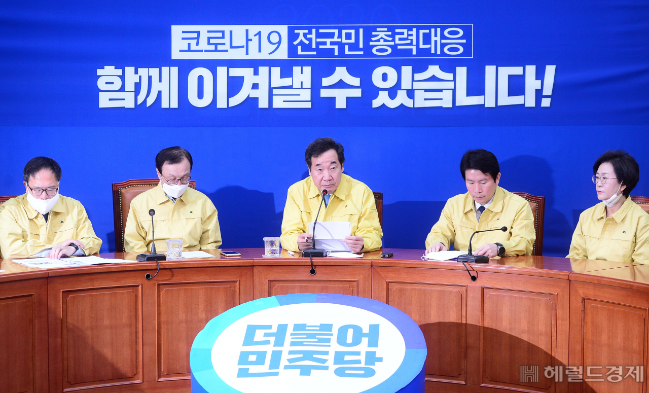 [헤럴드경제=이상섭 기자]이낙연 더불어민주당 코로나19 재난안전대책위원장이 지난 2일 오전 서울 여의도 국회에서 열린 더불어민주당 코로나19재난안전대책위원회-최고위원회 연석회의에 참석해 현안관련 발언을 하고 있다. babtong@heraldcorp.com