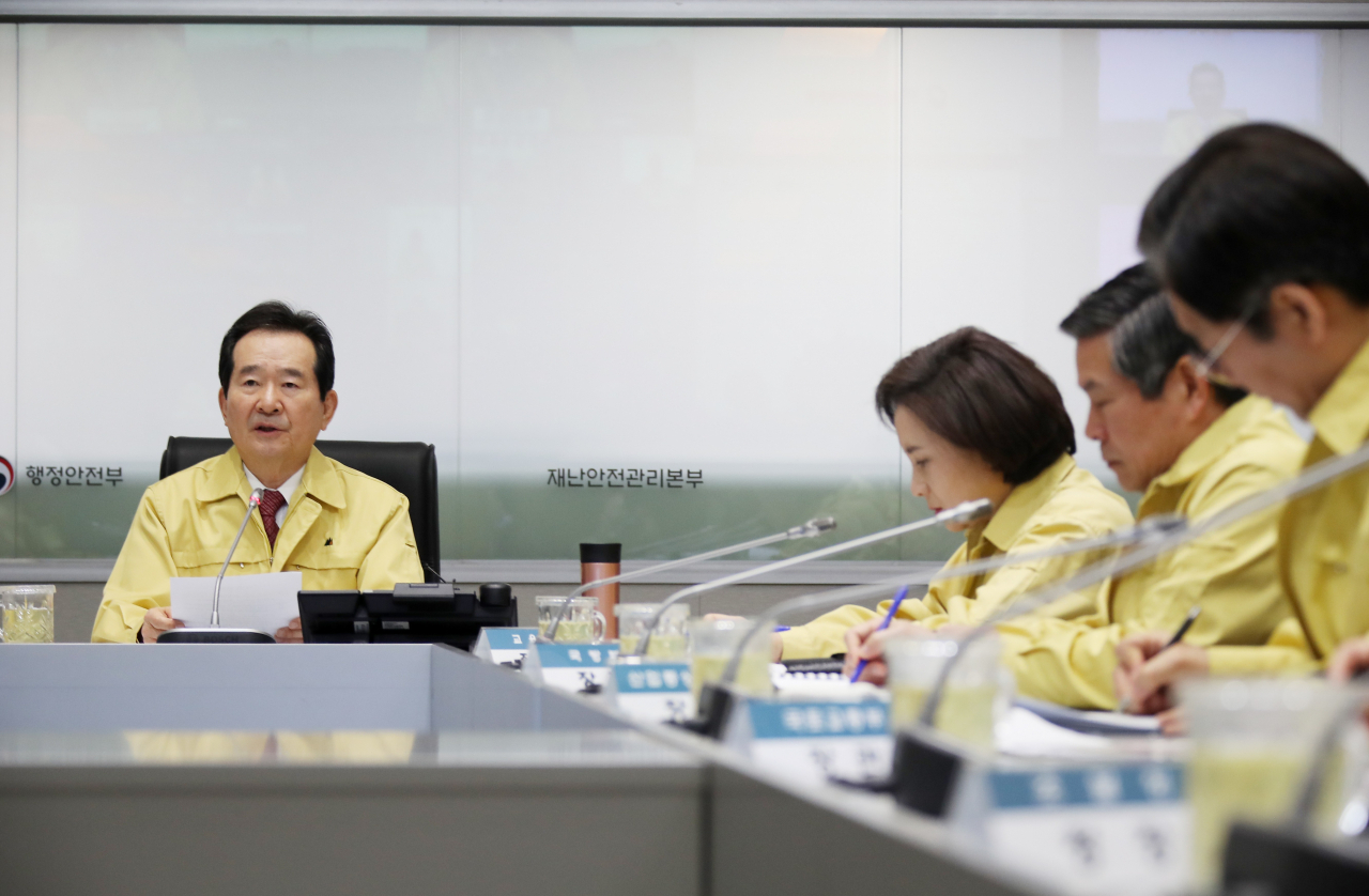 정세균(왼쪽 첫번째) 국무총리가 12일 오전 정부서울청사 중앙재난안전상황실 서울상황센터에서 열린 신종 코로나바이러스 감염증(코로나19) 대응 중대본 회의를 주재하고 있다. [연합]