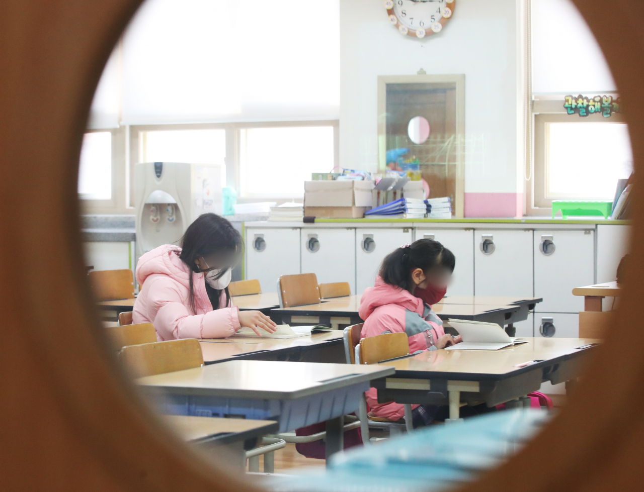 지난 2일 경기도 수원시의 한 초등학교에서 운영중인 긴급돌봄교실에서 학생들이 책을 읽고 있다. [연합]