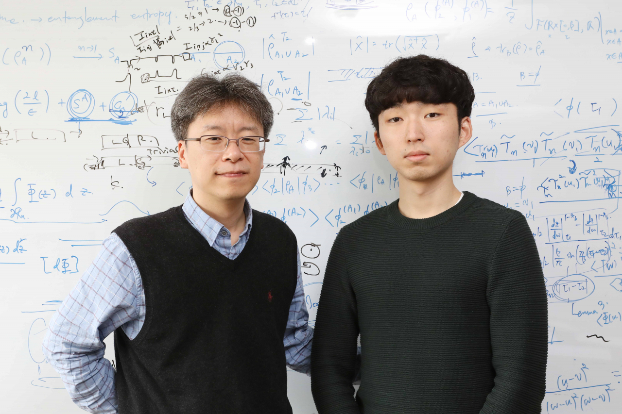 심흥선(왼쪽) KAIST 물리학과 교수와 심정민 박사과정.[KAIST 제공]