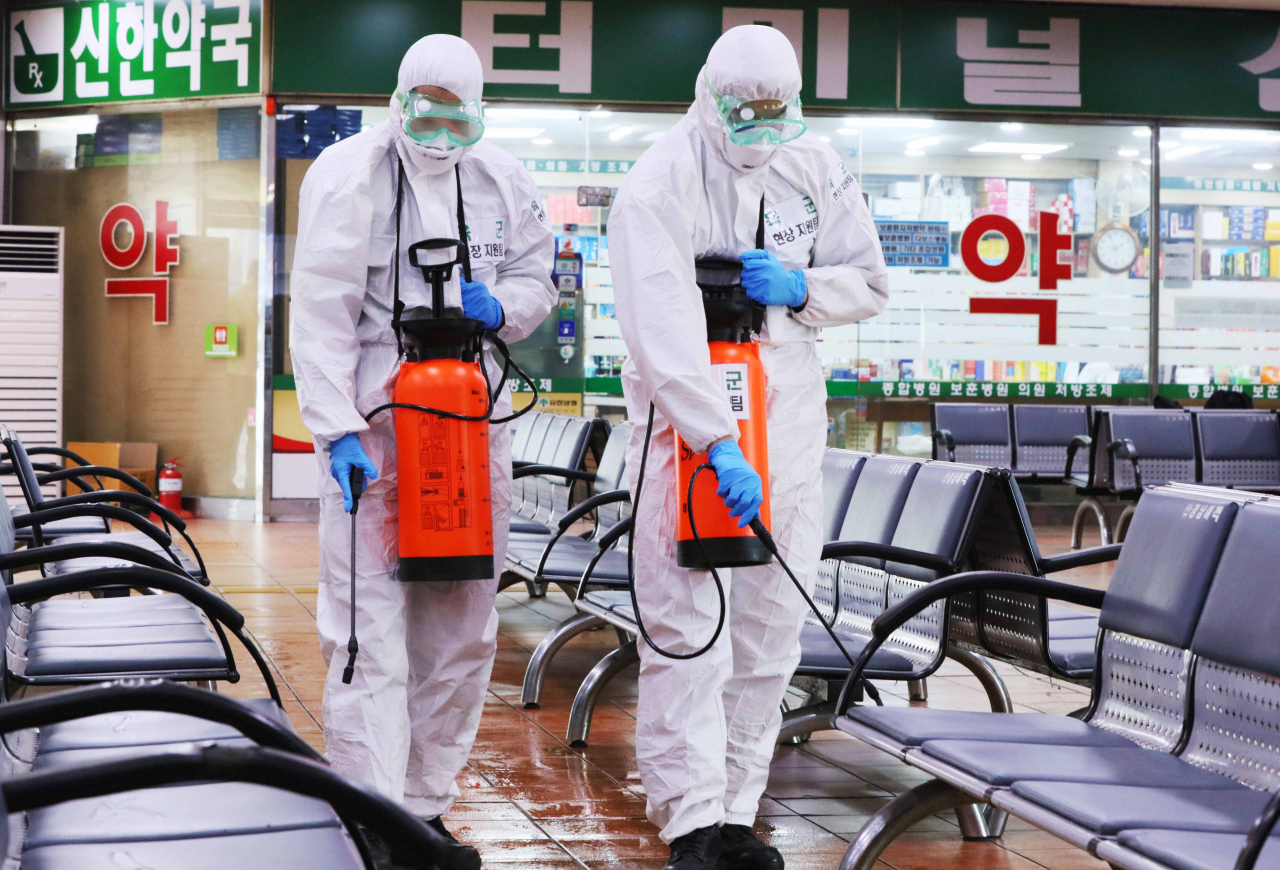 55사단과 새마을회가 다중이용시설과 선별진료소 등을 방역 소독 하고 있다. [용인시 제공]