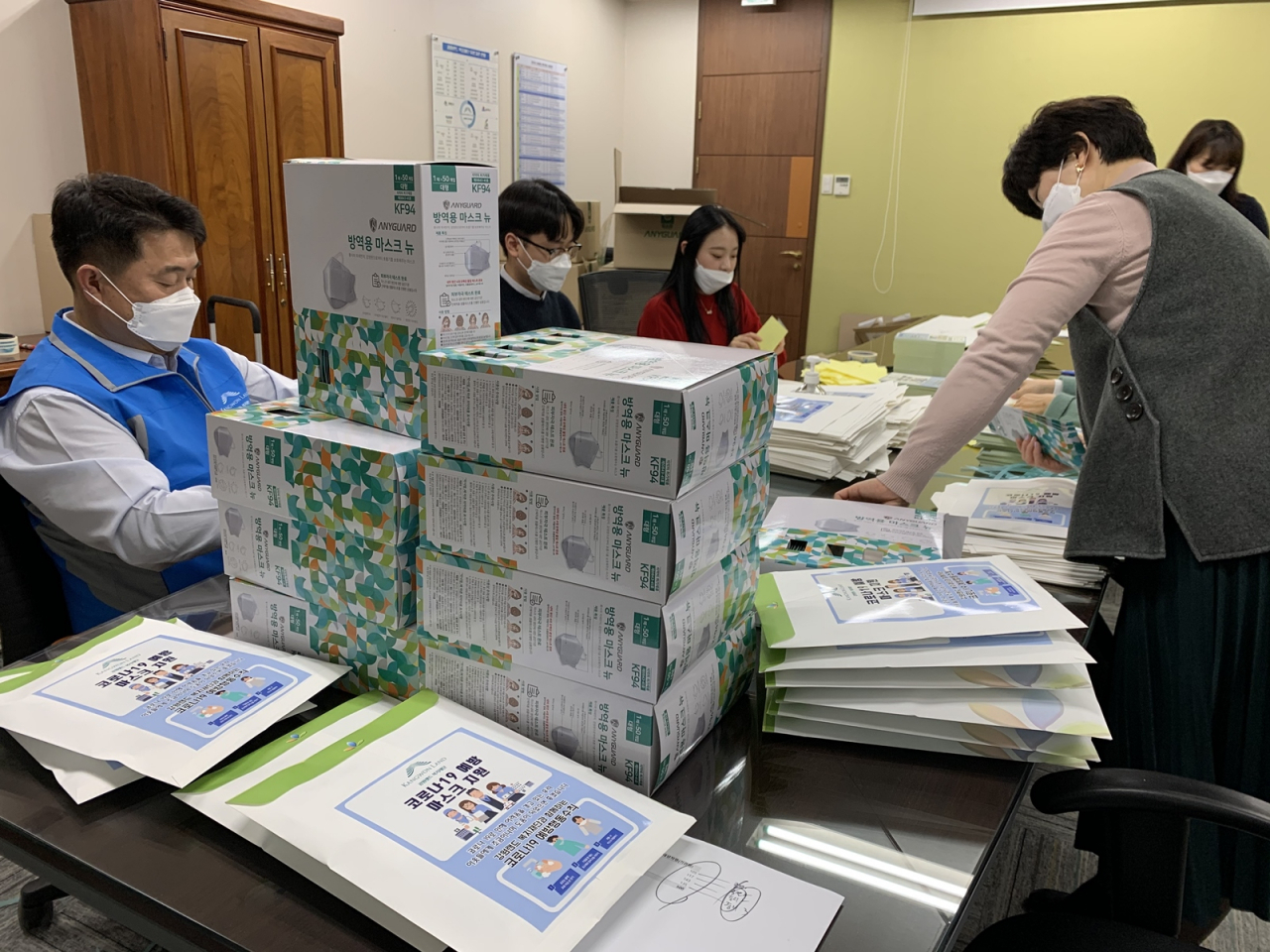 요즘 강원랜드 임직원들이 사는 법. 코로나19 퇴치 위한 마스크 기부물품 포장하는 강원랜드 임직원들.