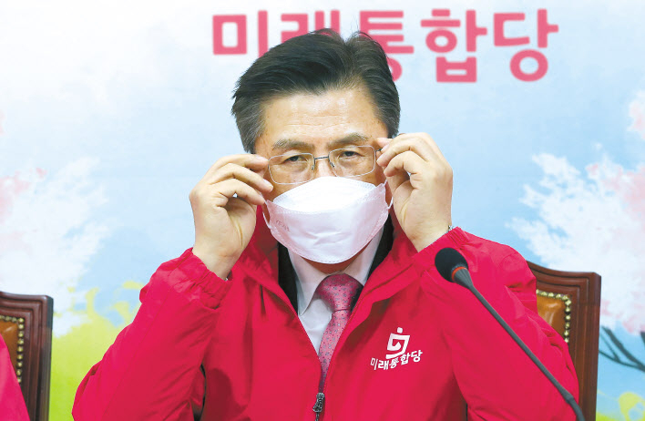 황교안 미래통합당 대표가 12일 국회에서 열린 최고위원회의에서 안경을 고쳐 쓰고 있다. [연합]