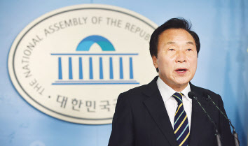 손학규 전 바른미래당 대표가 1일 오후 국회 정론관에서 현안 관련 기자회견을 하고 있다. [연합]