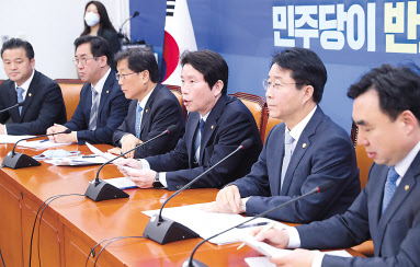 이인영 더불어민주당 원내대표가 12일 국회에서 열린 정책조정회의에서 발언하고 있다. [연합]