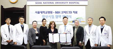 NIH 메리 스몰스키(Mary C. Smolskis) 임상시험 해외 매니저(왼쪽 다섯번째) 김연수 서울대병원장(왼쪽 여섯번째)