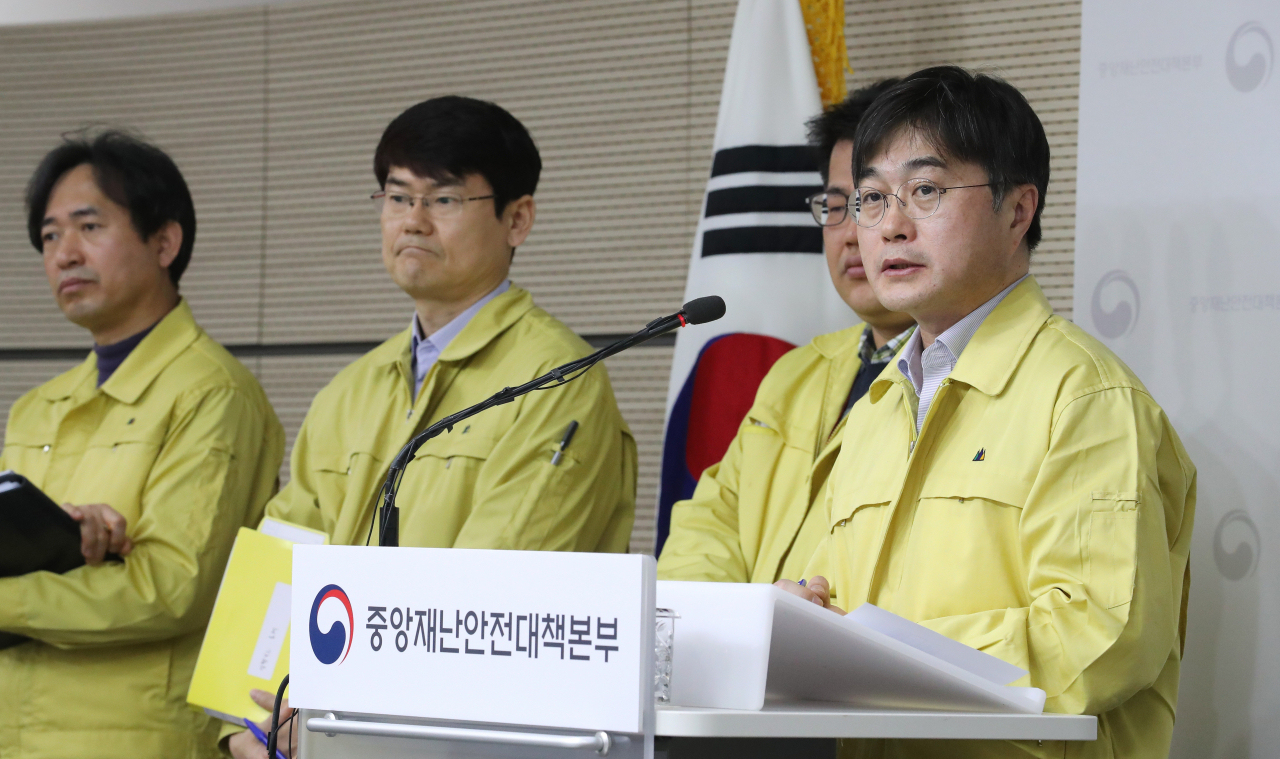 윤태호 중앙사고수습본부 방역총괄반장(보건복지부 공공보건정책관, 오른쪽 )이 12일 오전 세종시 정부세종청사에서 코로나19 대응 중앙재난안전대책본부 회의 결과 등 정례브리핑을 마친 뒤 취재진의 질문에 답변하고 있다. 연합뉴스